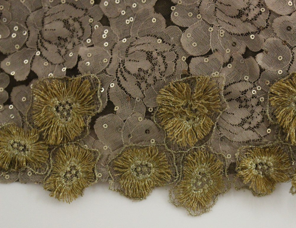 Robe longue en dentelle et cristal dorée de Lanre Da Silva Ajayi