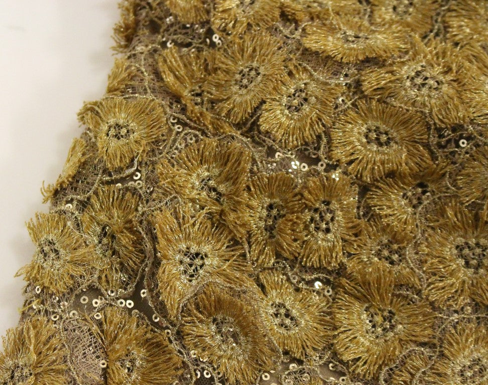 Robe longue en dentelle et cristal dorée de Lanre Da Silva Ajayi