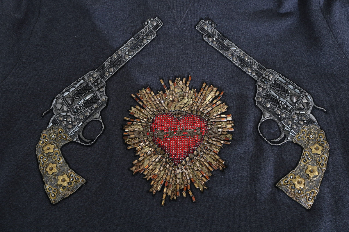 Pull gris à capuche Dolce &amp; Gabbana avec cœur rouge en cristal et motif pistolet.