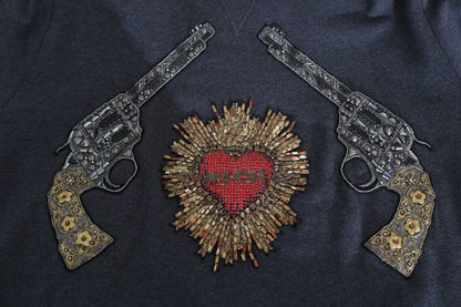 Pull gris à capuche Dolce & Gabbana avec cœur rouge en cristal et motif pistolet.