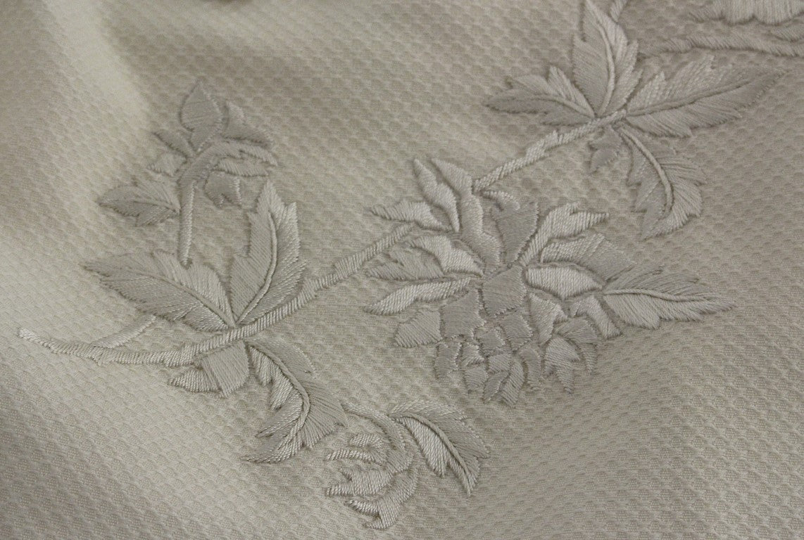 Jupe en coton blanc brodée de fleurs d'Andrea Incontri