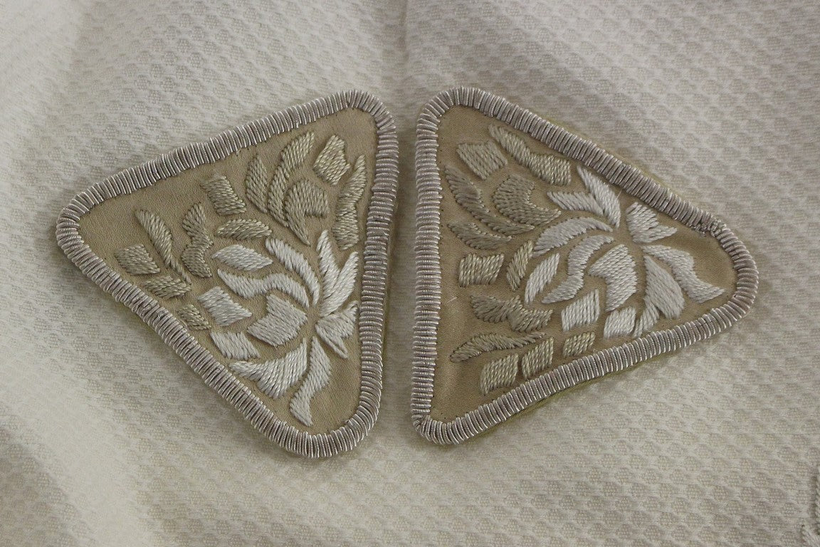 Jupe en coton blanc brodée de fleurs d'Andrea Incontri