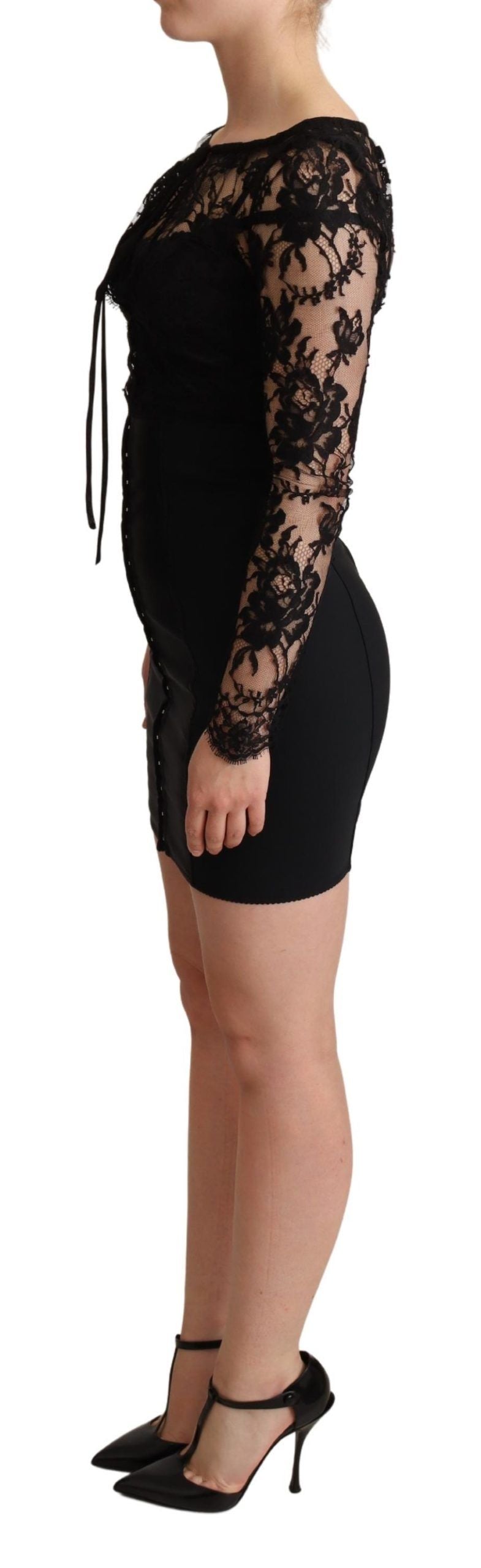 Mini-robe moulante en dentelle noire de Dolce &amp; Gabbana.