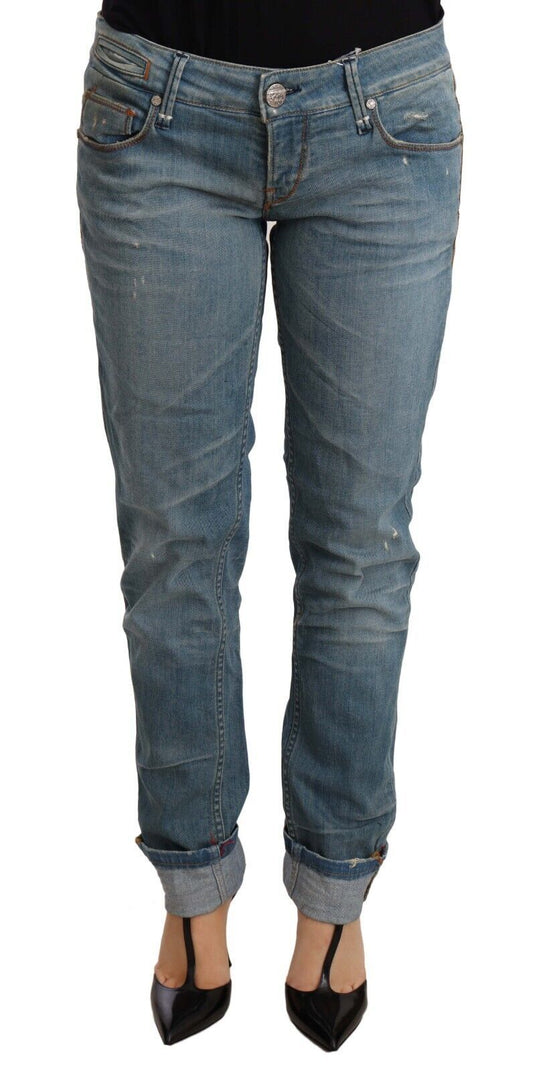 Pantalon femme Acht en coton bleu délavé, avec revers aux jambes.