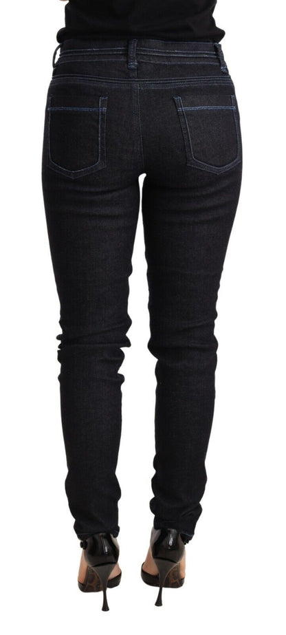 Jean femme en coton bleu clair, taille basse, coupe slim.