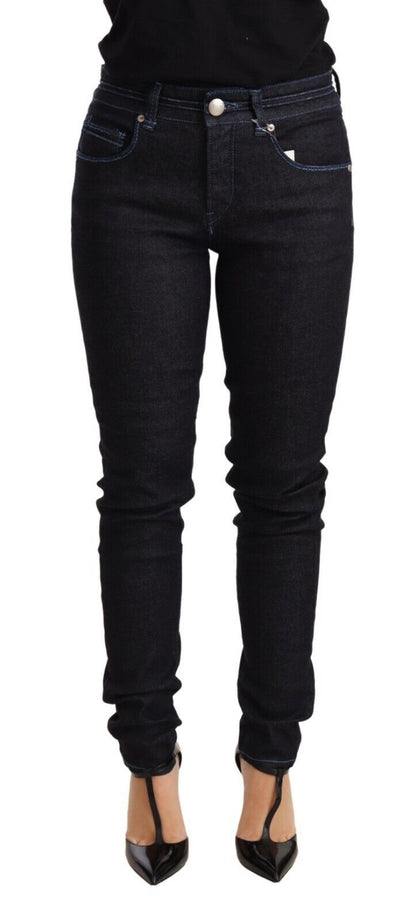Jean femme en coton bleu clair, taille basse, coupe slim.