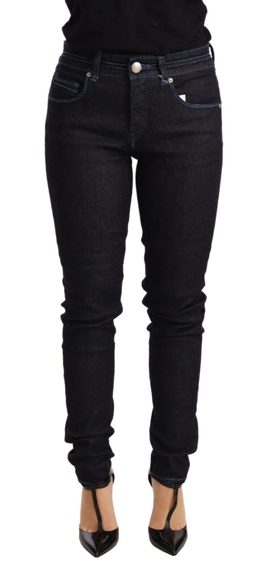 Jean femme en coton bleu clair, taille basse, coupe slim.