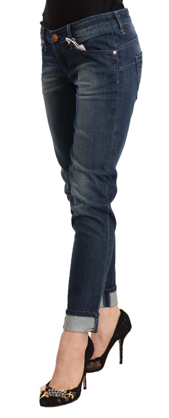 Acht blauwe, gewassen, skinny jeans met lage taille en opgerolde zoom.