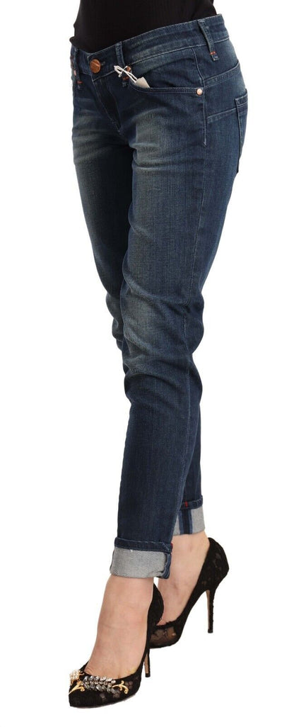 Acht blauwe, gewassen, skinny jeans met lage taille en opgerolde zoom.
