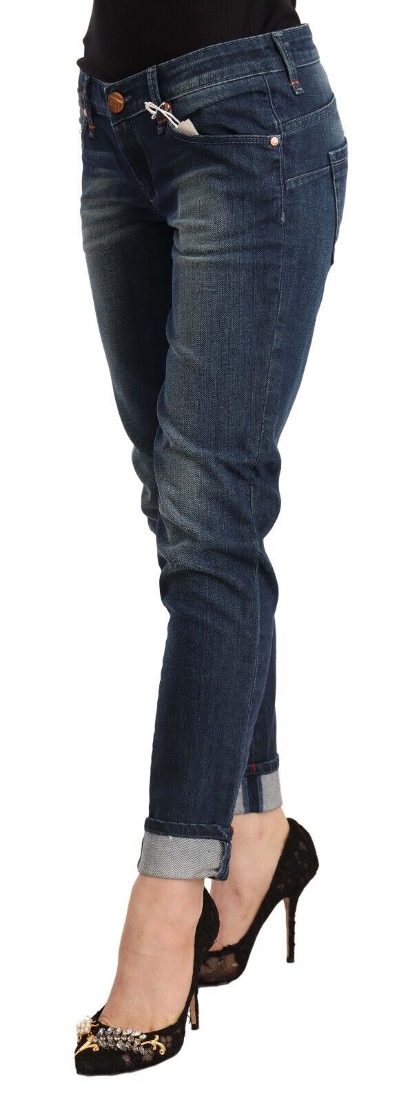 Acht blauwe, gewassen, skinny jeans met lage taille en opgerolde zoom.