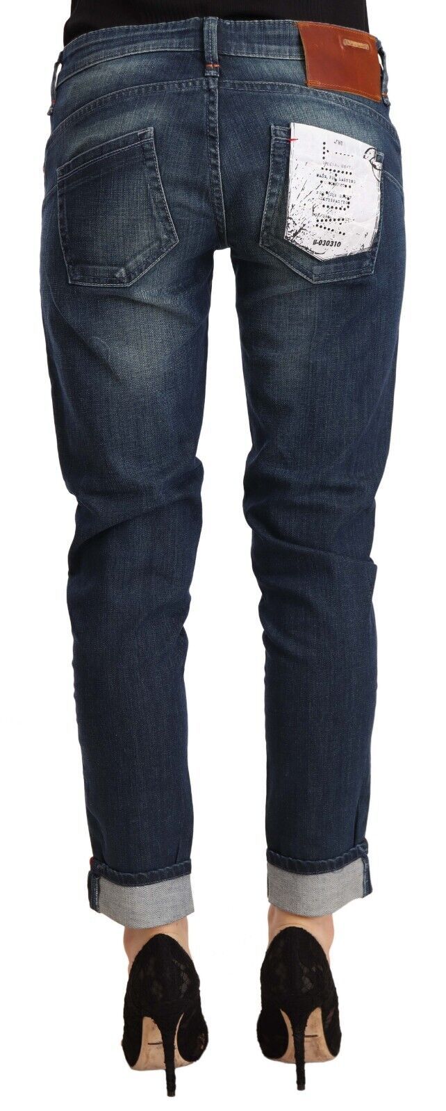 Acht blauwe, gewassen, skinny jeans met lage taille en opgerolde zoom.