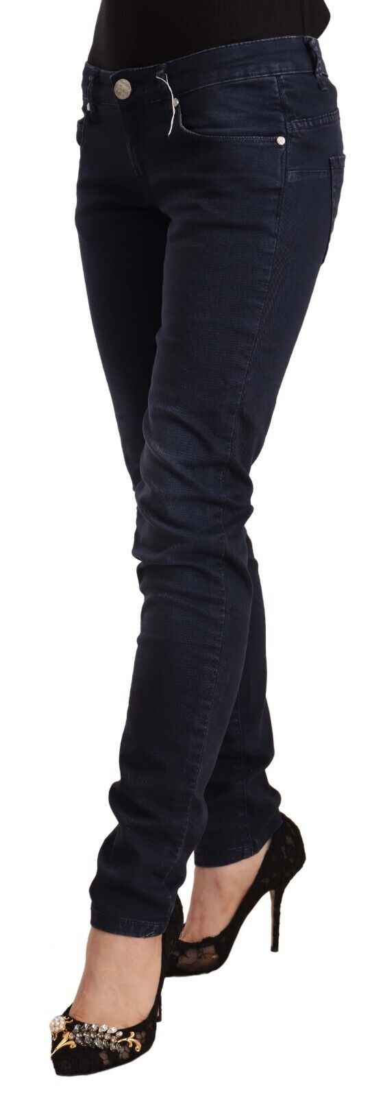 Acht blauwe, gewassen katoenen, smalle, lage taille jeans.