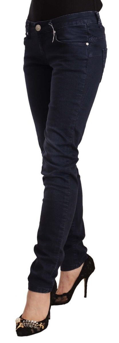 Acht blauwe, gewassen katoenen, smalle, lage taille jeans.