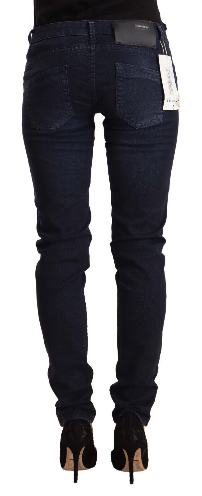 Acht blauwe, gewassen katoenen, smalle, lage taille jeans.