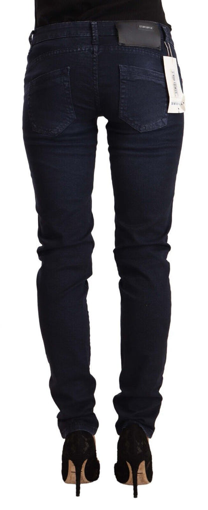 Acht blauwe, gewassen katoenen, smalle, lage taille jeans.