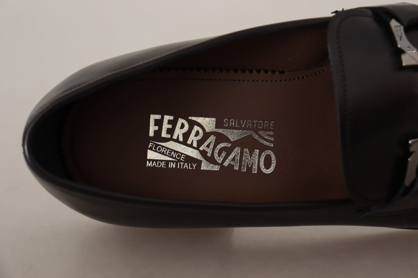 Brogues Salvatore Ferragamo en cuir noir, modèle Gancio Bit.