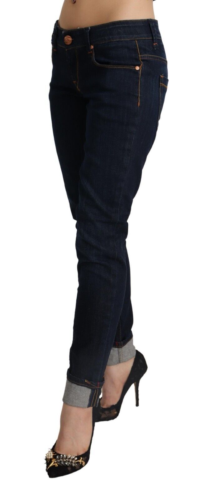 Jean femme en coton bleu clair, taille basse, coupe slim.