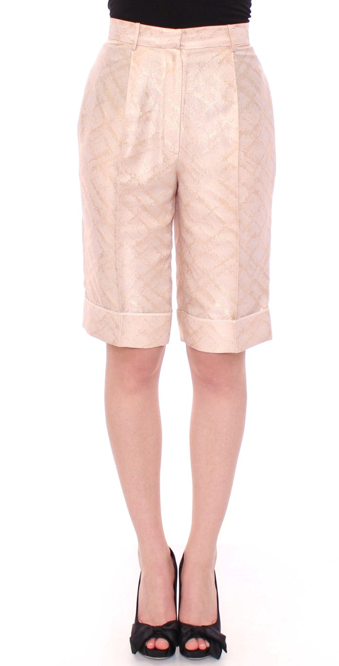 Shorts en brocart beige au-dessus du genou de Zeyneptosun