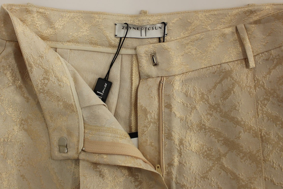 Shorts en brocart beige au-dessus du genou de Zeyneptosun