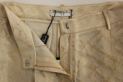 Shorts en brocart beige au-dessus du genou de Zeyneptosun