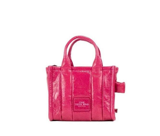 Marc Jacobs The Shiny Crinkle Micro Tote, een crossbody tas/handtas van magenta gekreukeld leer.