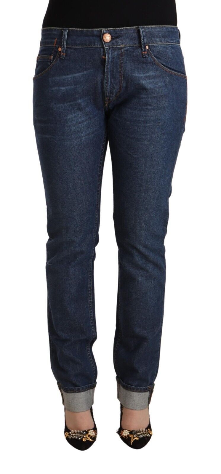 Acht donkerblauwe katoenen slim fit jeans met opgerolde zoom.