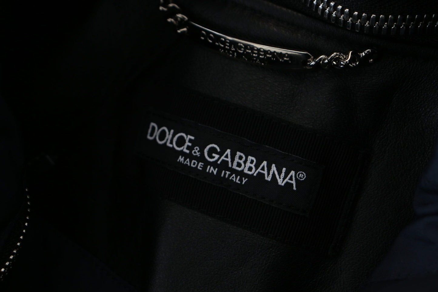 Dolce & Gabbana, veste-blouson noire en polyester avec capuche.