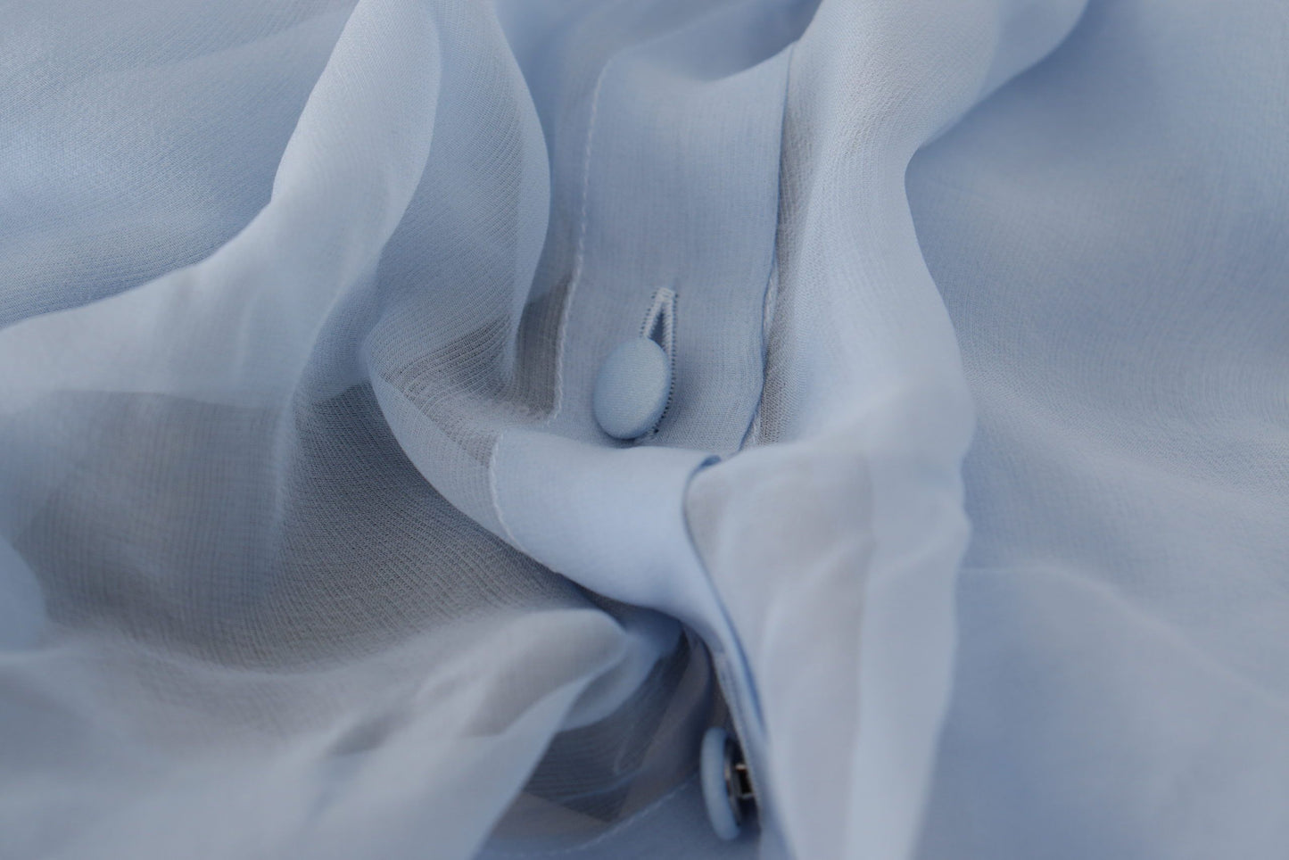 Dolce & Gabbana Top van lichtblauwe zijde met ascotkraag en lange mouwen