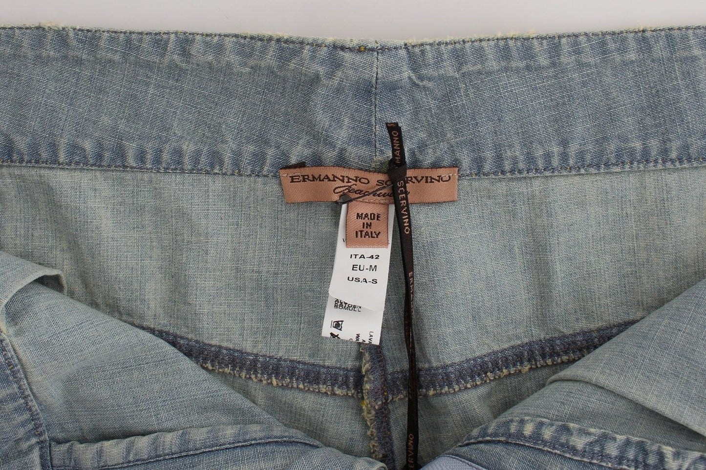 Ermanno Scervino, robe-short décontractée en jean bleu, pour plage.