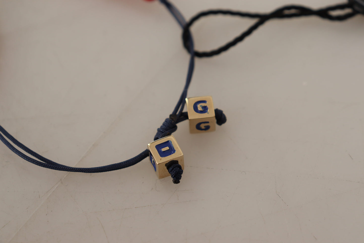 Bracelet Dolce & Gabbana en perles rouges et bleues avec le drapeau DG LOVES LONDON