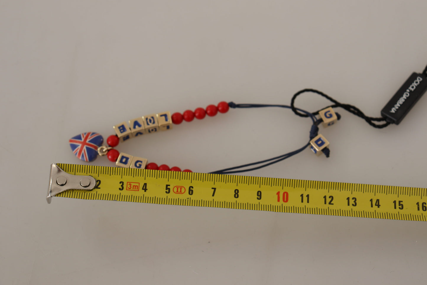 Bracelet Dolce & Gabbana en perles rouges et bleues avec le drapeau DG LOVES LONDON