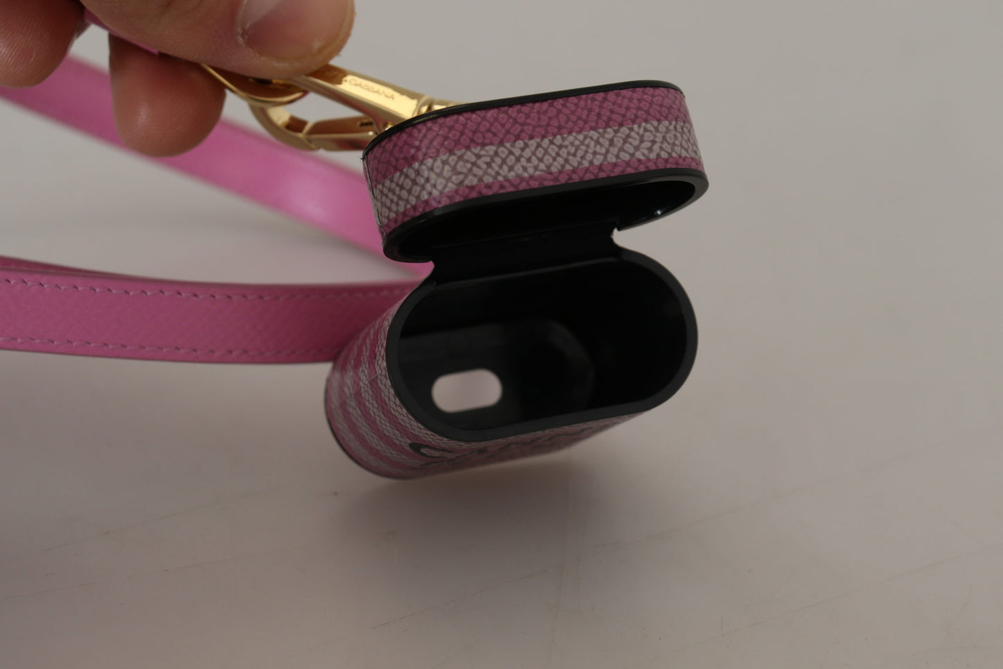Étui pour Airpods Dolce & Gabbana avec bracelet en cuir rose et noir et logo en métal doré