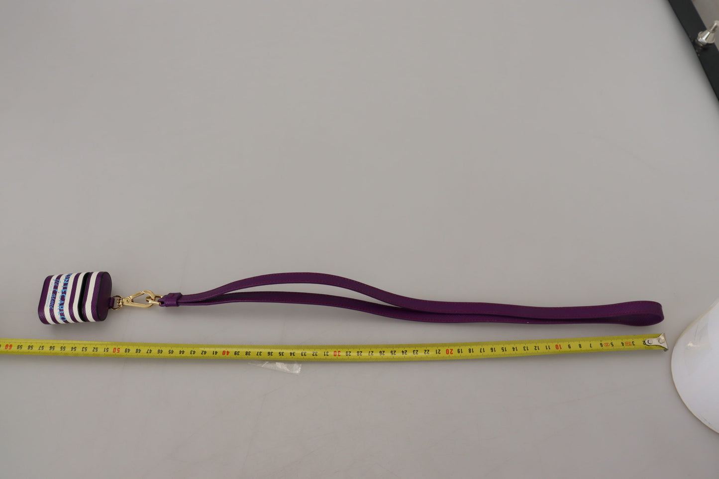 Étui pour Airpods Dolce & Gabbana avec bracelet en cuir violet et logo en métal doré