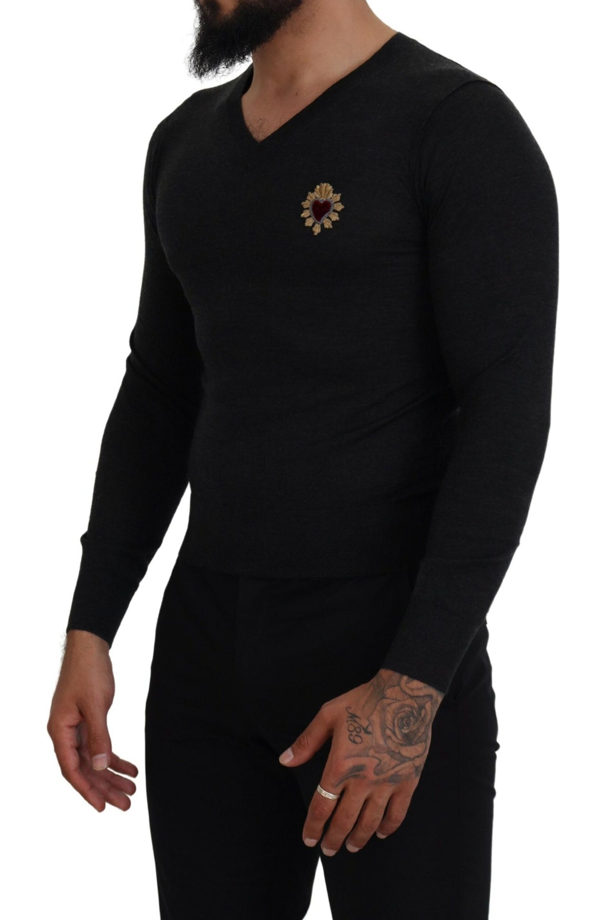Pull en cachemire gris à col en V avec cœur doré de Dolce &amp; Gabbana