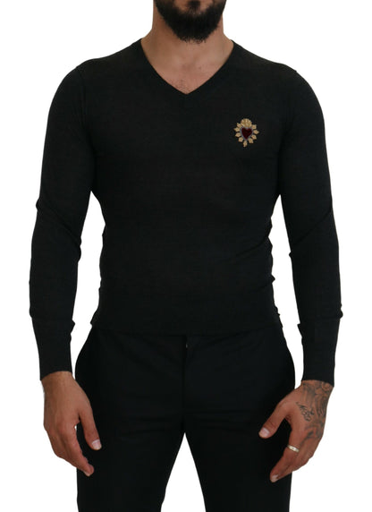 Pull en cachemire gris à col en V avec cœur doré de Dolce &amp; Gabbana