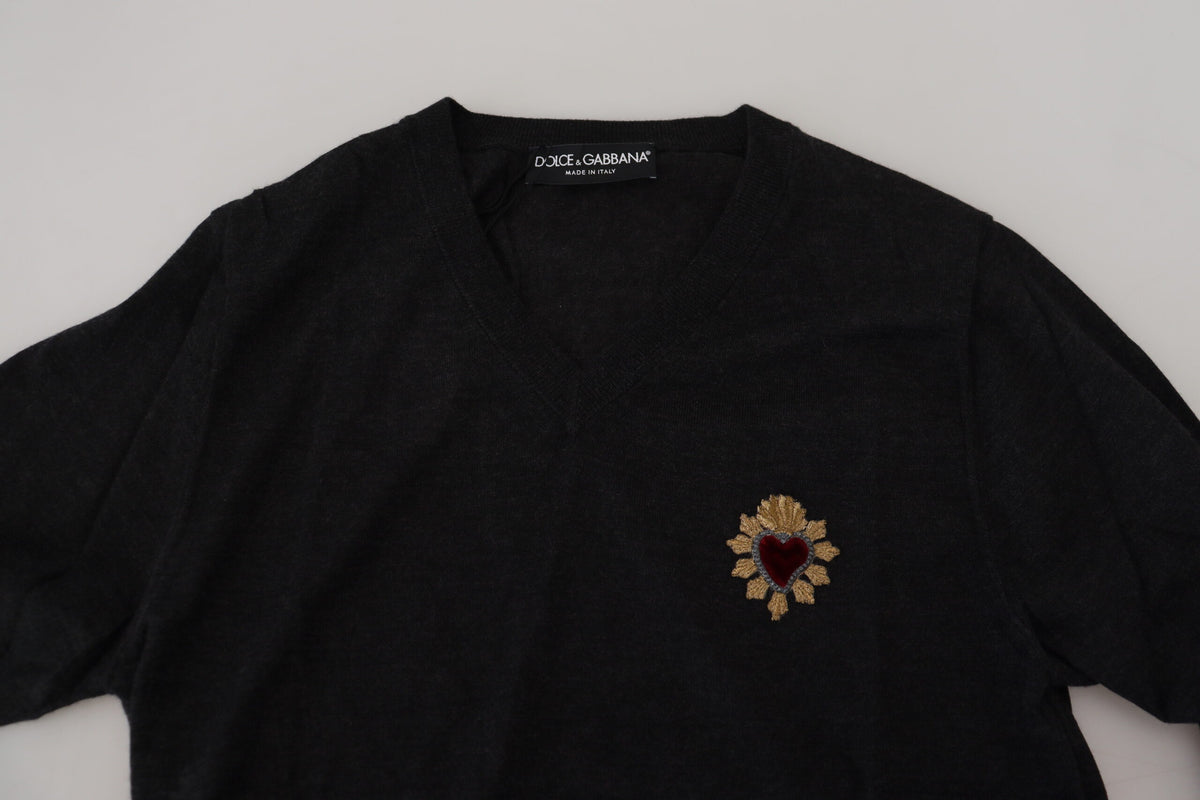Pull en cachemire gris à col en V avec cœur doré de Dolce &amp; Gabbana