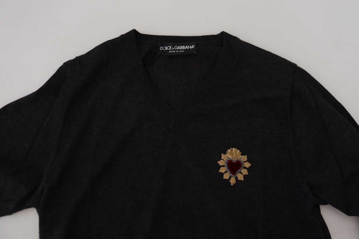Pull en cachemire gris à col en V avec cœur doré de Dolce &amp; Gabbana