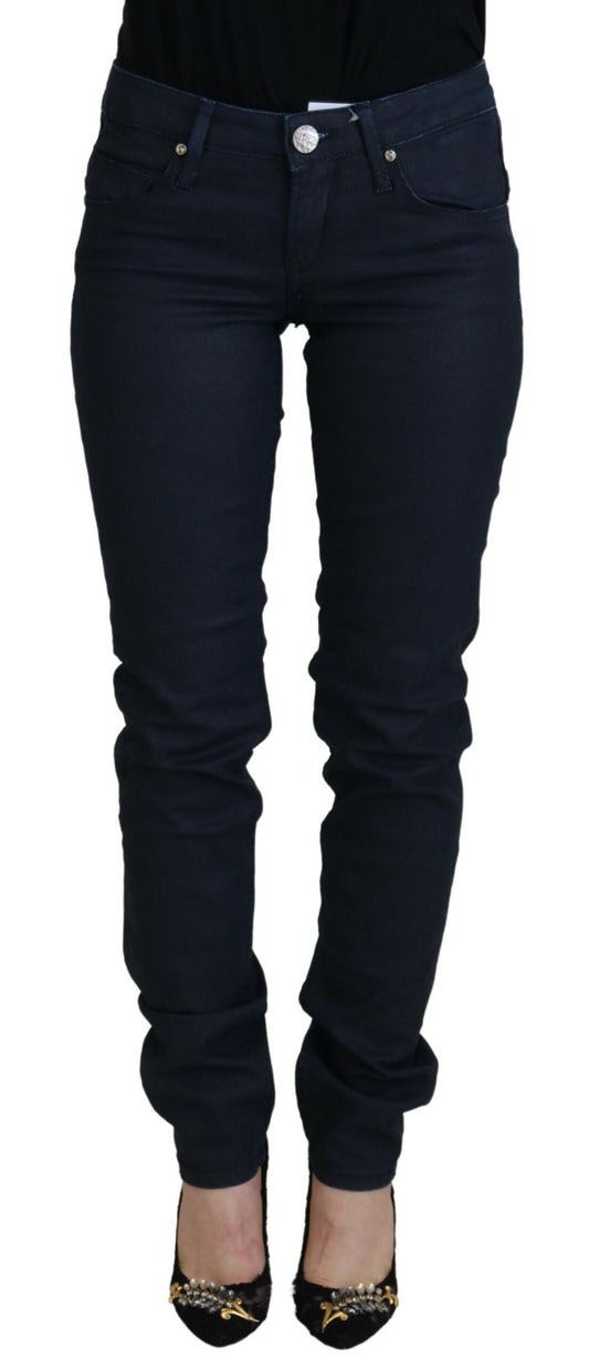 Jean en coton bleu clair taille basse, coupe slim, style décontracté pour femme.