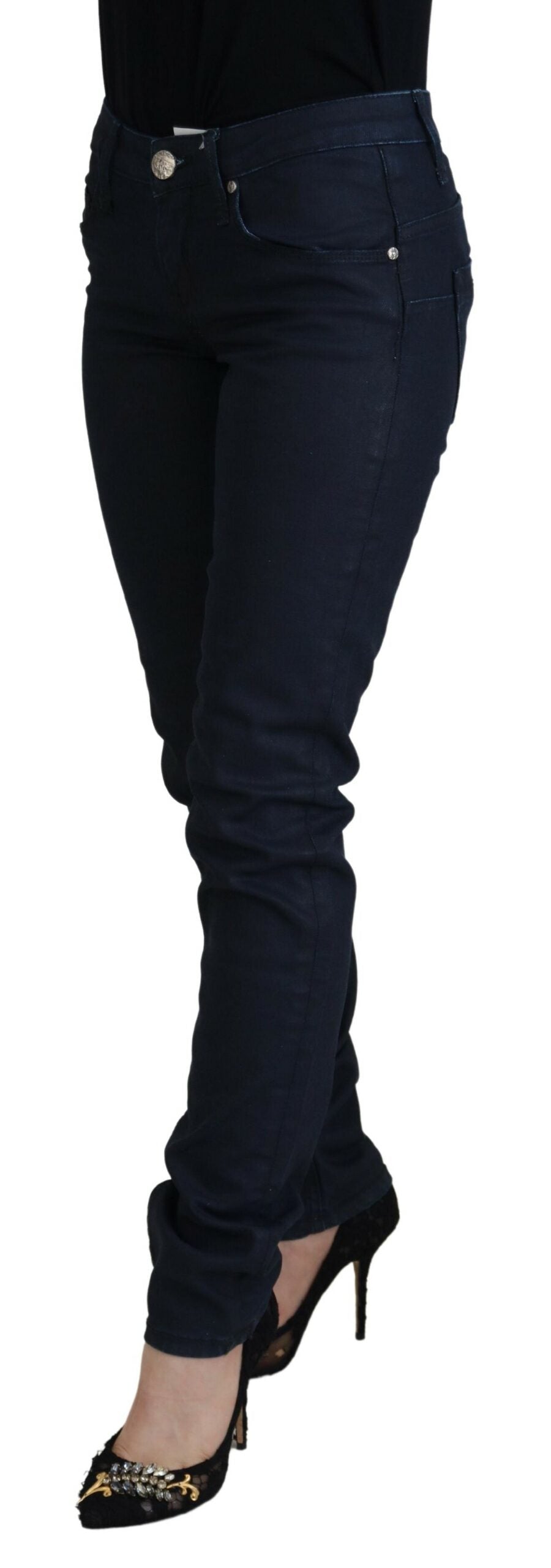 Jean en coton bleu clair taille basse, coupe slim, style décontracté pour femme.