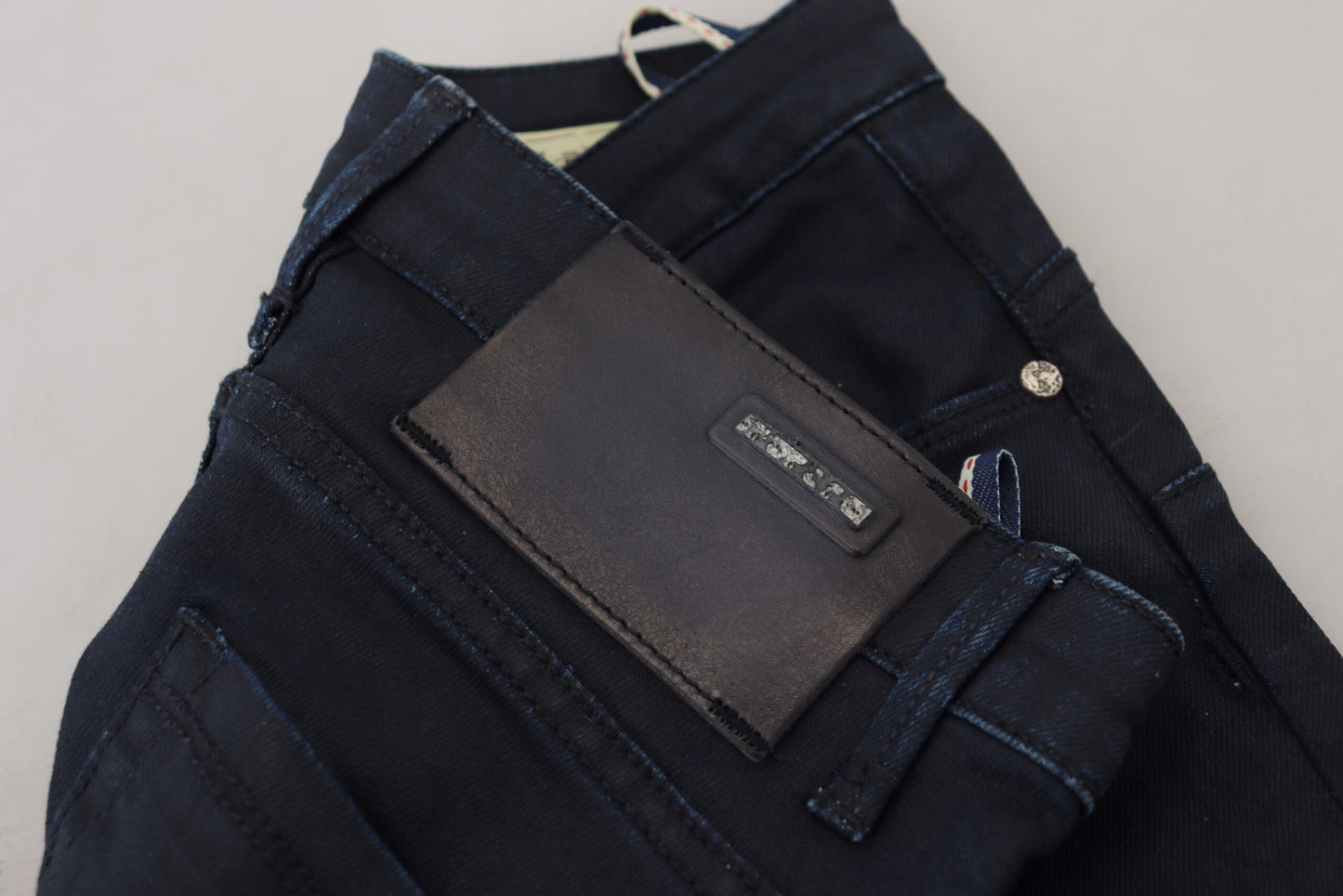 Jean en coton bleu clair taille basse, coupe slim, style décontracté pour femme.