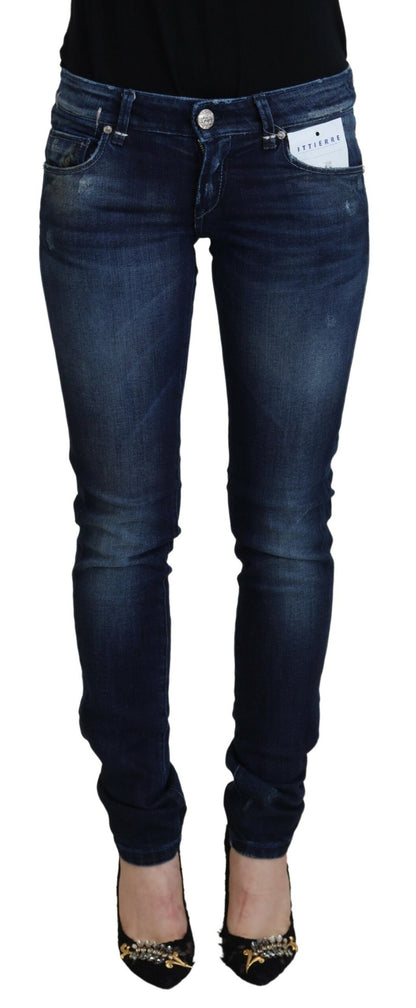 Jean en coton bleu clair taille basse, coupe slim, style décontracté pour femme.
