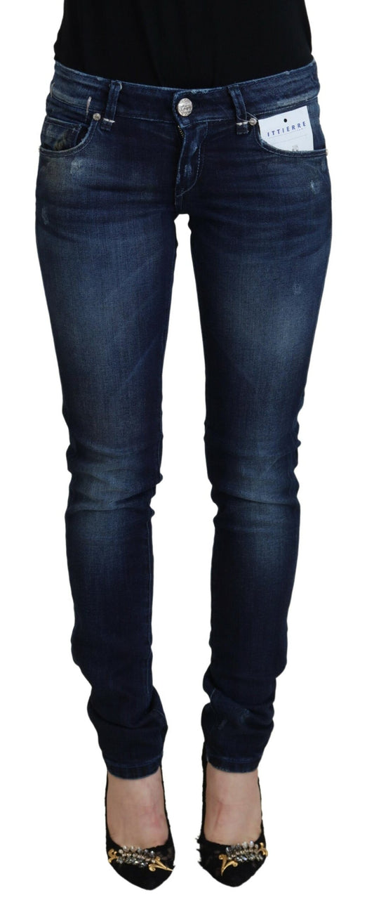 Jean en coton bleu clair taille basse, coupe slim, style décontracté pour femme.