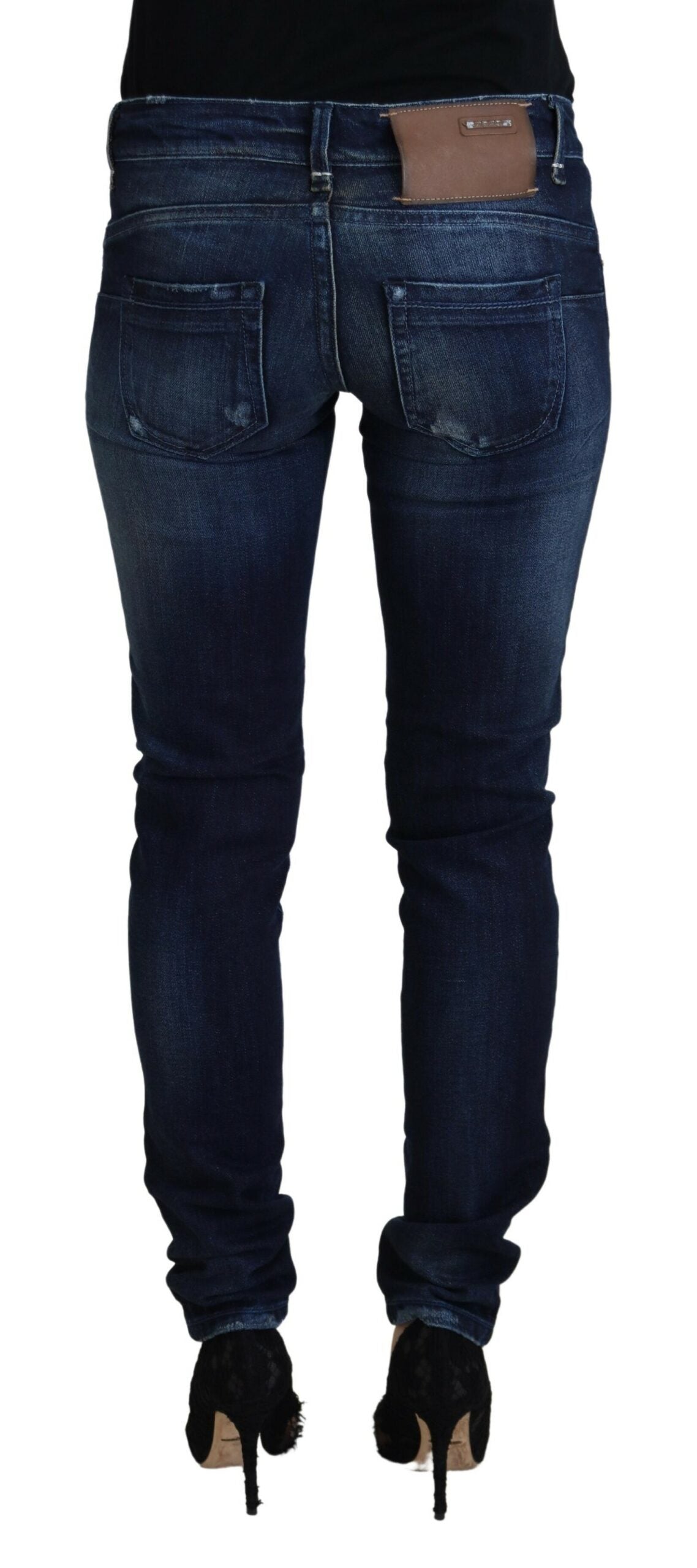 Jean en coton bleu clair taille basse, coupe slim, style décontracté pour femme.