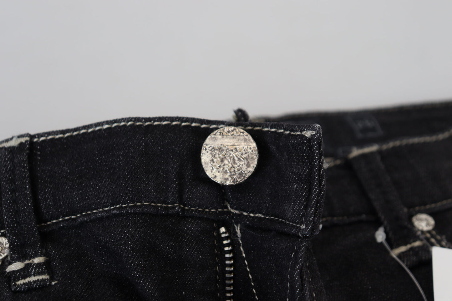 Jean en jean délavé noir taille mi-hauteur et coupe fuselée pour femme, modèle Acht.