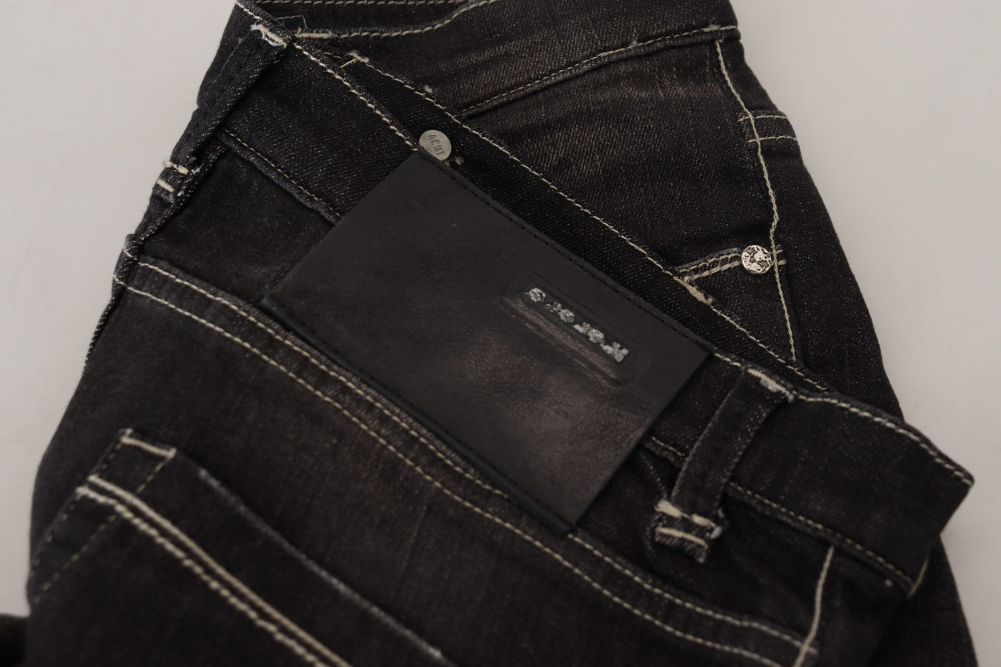 Jean en jean délavé noir taille mi-hauteur et coupe fuselée pour femme, modèle Acht.