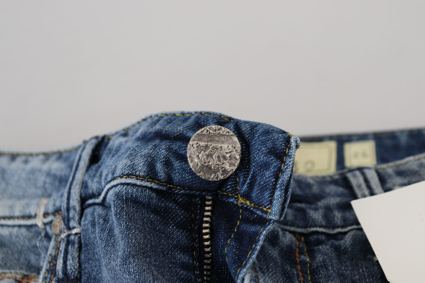 Jeans décontractés pour femmes Acht en coton bleu délavé, taille basse.