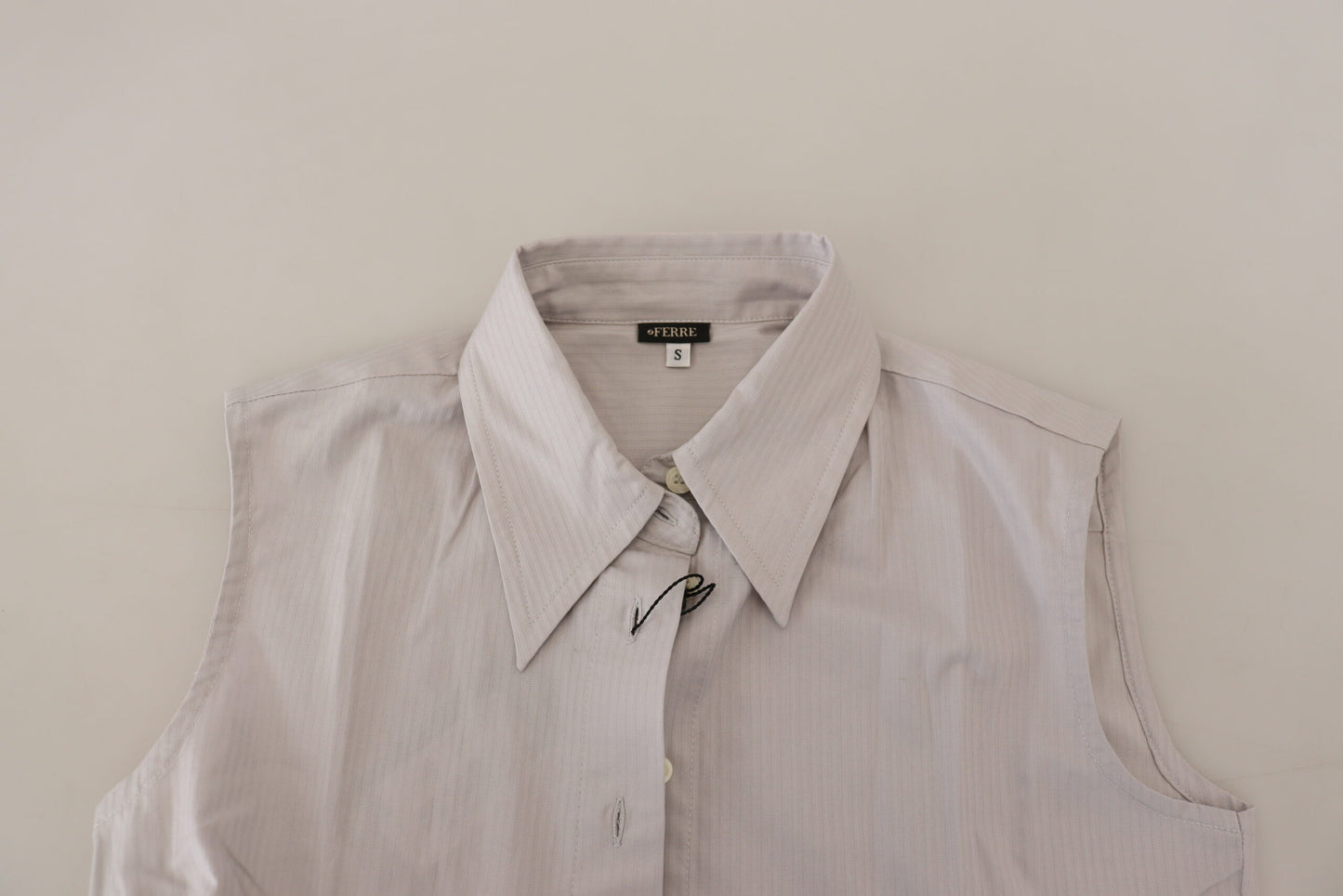 Top Ferre en coton rayé gris clair, sans manches et avec col.