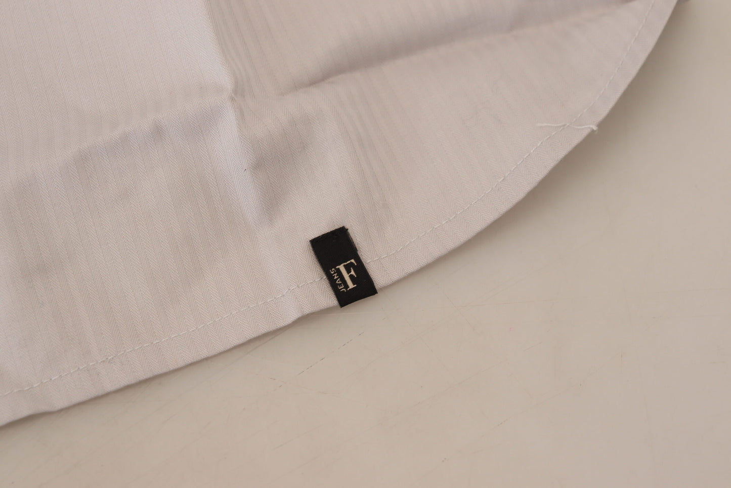 Top Ferre en coton rayé gris clair, sans manches et avec col.