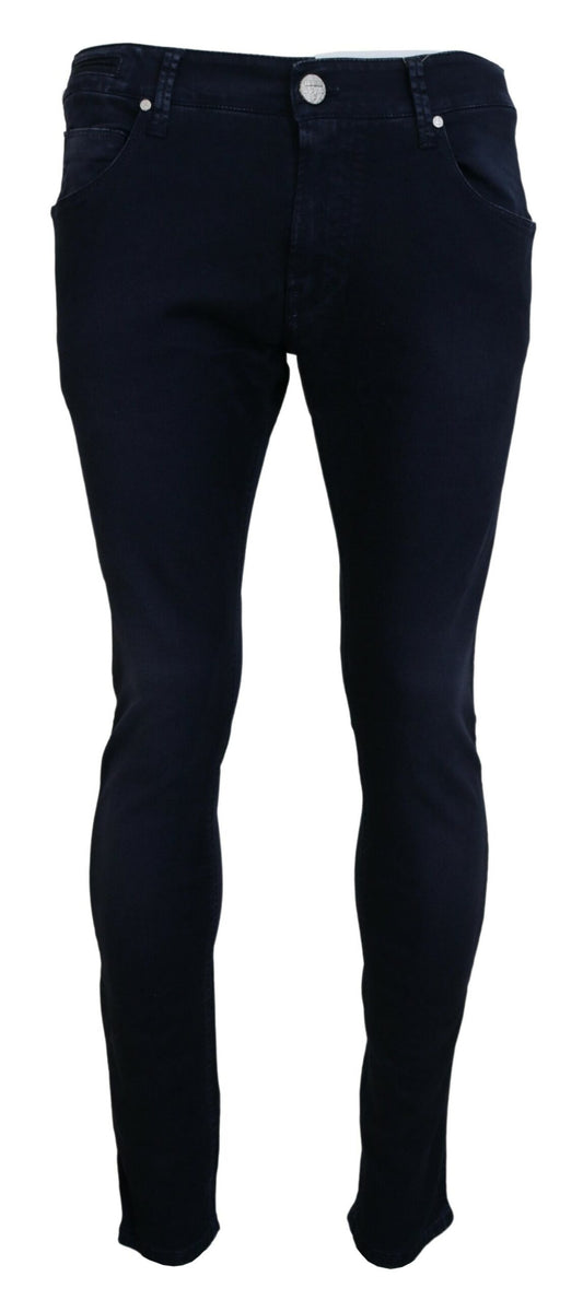 Jeans en coton bleu pour homme, coupe fuselée et ajustée, style décontracté.
