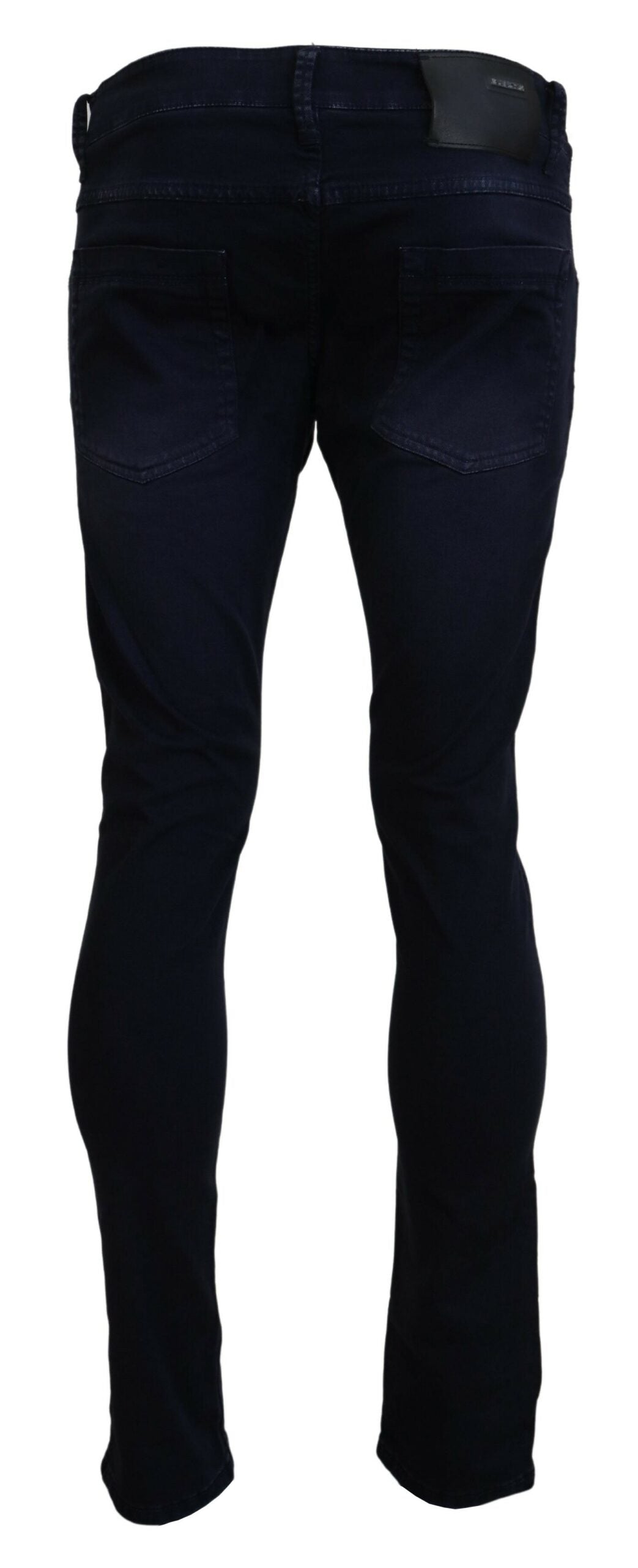 Jeans en coton bleu pour homme, coupe fuselée et ajustée, style décontracté.